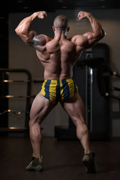 Umięśnione, Model mężczyzna pozowanie na siłowni — Zdjęcie stockowe