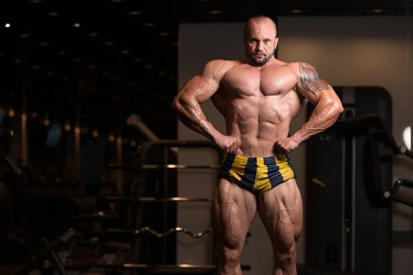 Muskulöse männliche Modell posiert in der Turnhalle — Stockfoto