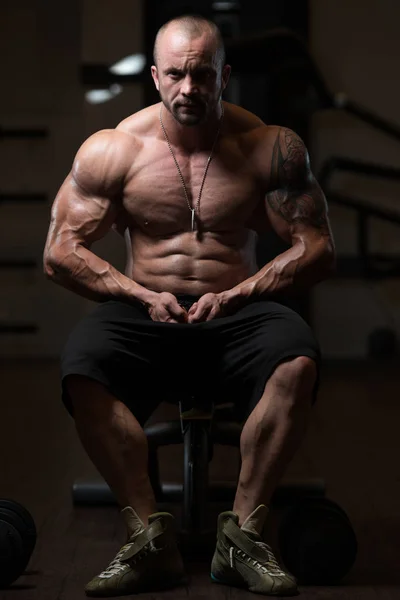 Retrato de un hombre musculoso físicamente en forma — Foto de Stock