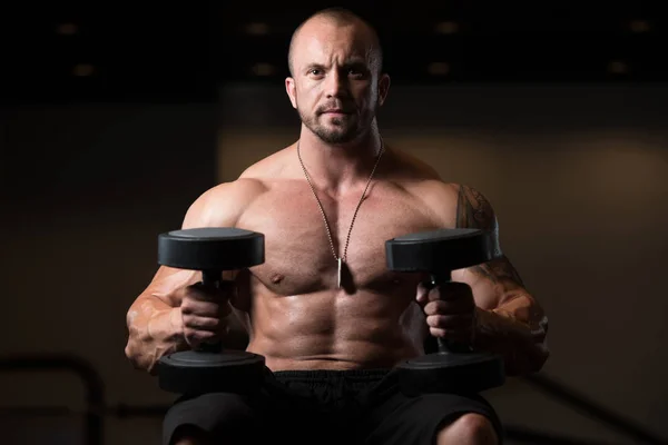 Muskulöser Mann auf der Bank — Stockfoto