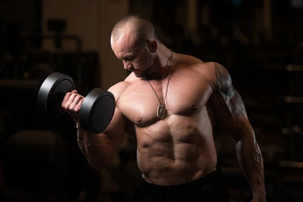 Ejercicio de bíceps con sombrillas en un gimnasio —  Fotos de Stock