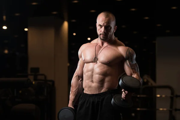 Uomo con manubri Esercizio Bicipiti In Palestra — Foto Stock