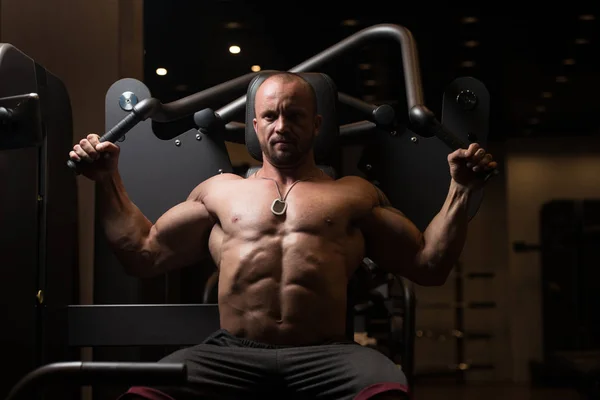 Fitness Muscle Man Exercise Back On Machine — Stock Photo, Image