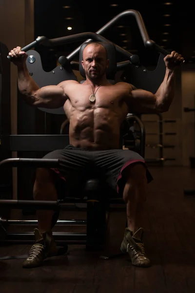 Grote Man oefening terug op Machine — Stockfoto