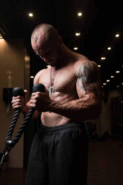 Člověk dělá cvičení Biceps na kabel stroj — Stock fotografie