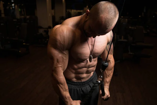 Hombre ejercitando tríceps en el gimnasio —  Fotos de Stock