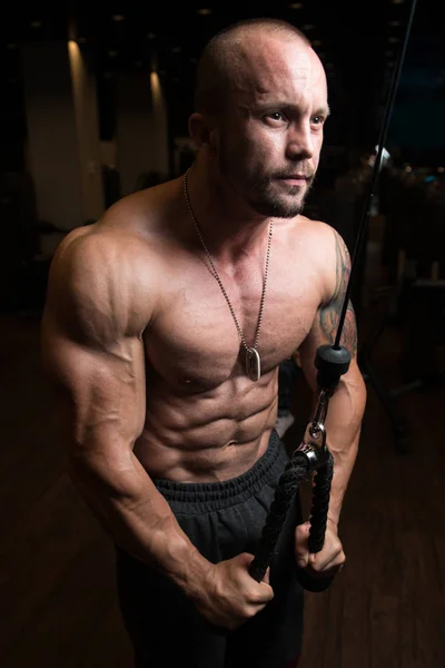Mann trainiert Trizeps im Fitnessstudio — Stockfoto