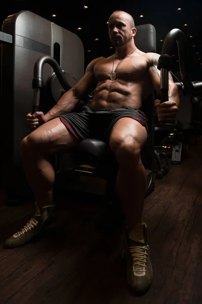 Bodybuilder doen oefening voor de Triceps op Machine — Stockfoto