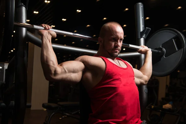 沉重的杠铃锻炼肩膀的肌肉男 — 图库照片