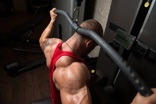Fitness muskel Man motion tillbaka på maskin — Stockfoto