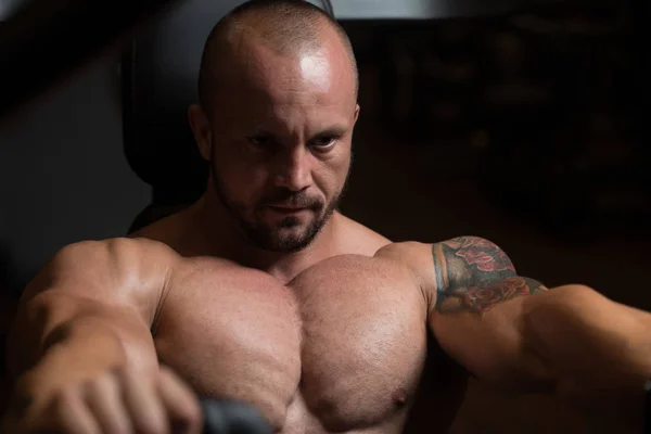 Man Is Working On His Chest With Machine — Stock Photo, Image