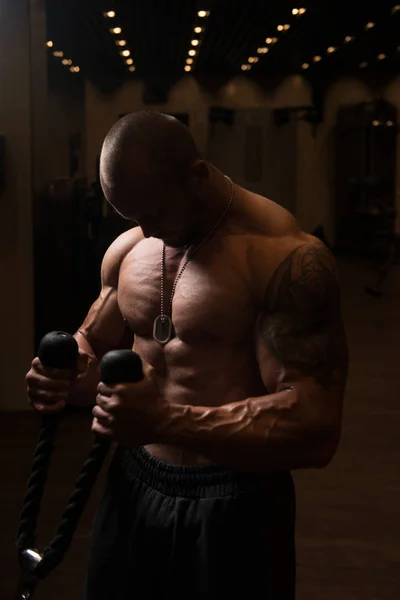 Gespierde Man uitoefening Biceps op kabel Machine — Stockfoto