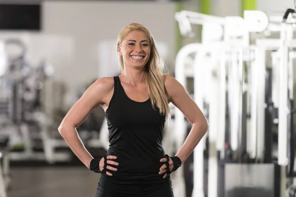 Atletisk kvinna poserar i ett Gym — Stockfoto