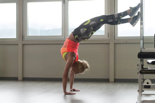 Ginástica Fit Girl está de pé em mãos — Fotografia de Stock