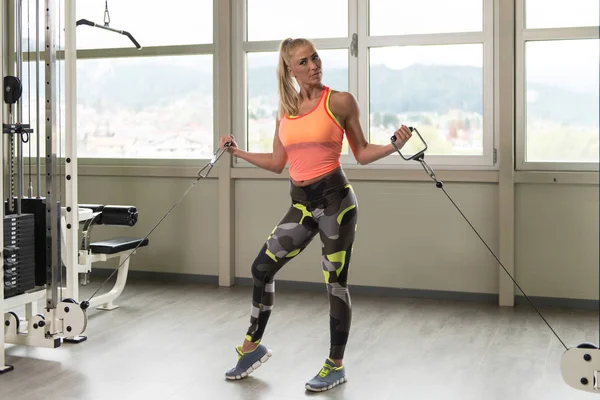 Fitness Mujer Ejercicio de bíceps en la máquina —  Fotos de Stock