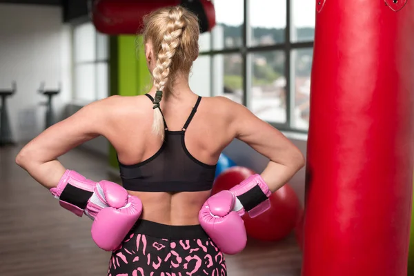 Vista posterior de una mujer el luchador — Foto de Stock