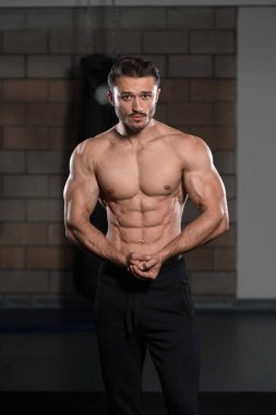 Spor salonunda güçlü duran