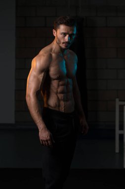 spor salonunda duran ciddi vücut geliştirmeci