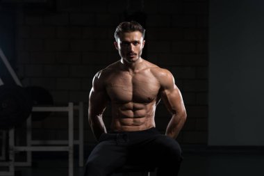 Dinlenme salonunda egzersiz sonrası kas adam