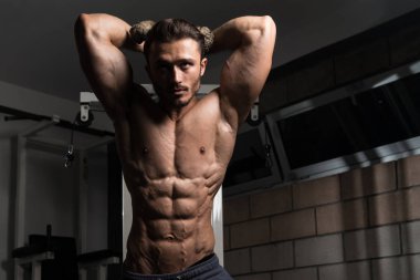 kaslı adam triceps egzersiz