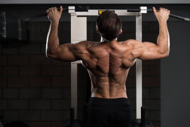 vücut geliştirmeci Pull ups en iyi sırt egzersizleri yapıyor