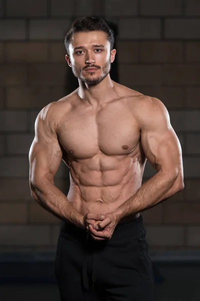 Hombre sano con paquete de seis —  Fotos de Stock