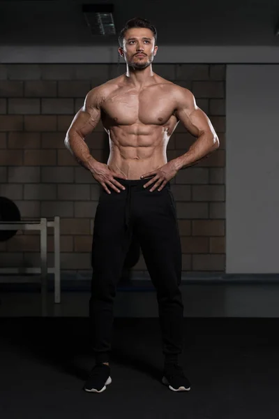 Hombre mostrando el músculo abdominal — Foto de Stock