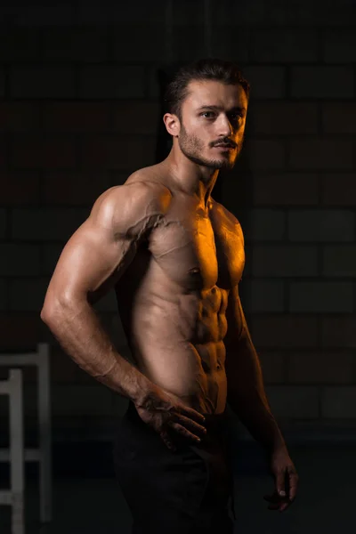 Porträtt av en vältränad muskulös ung man — Stockfoto