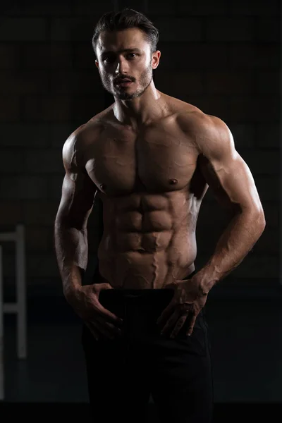 Spor salonunda duran ciddi vücut geliştirmeci — Stok fotoğraf