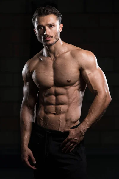 Hombre sano con paquete de seis — Foto de Stock