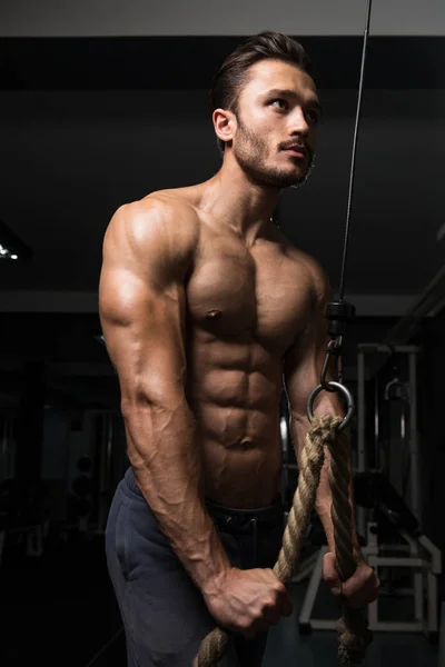 Muskulös man tränar triceps — Stockfoto