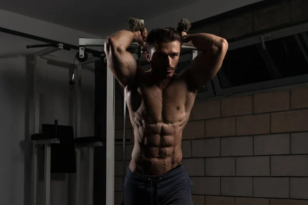 Young Man Exercising Triceps In The Gym — Stock Photo, Image