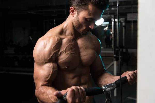 Jonge Man uitoefening Biceps In de sportschool — Stockfoto