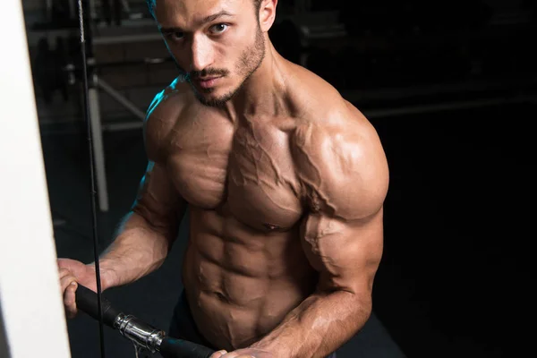 Mladý muž Biceps cvičení v tělocvičně — Stock fotografie