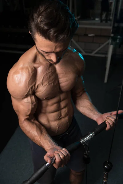A fiatalember az edzőteremben gyakorló bicepsz — Stock Fotó