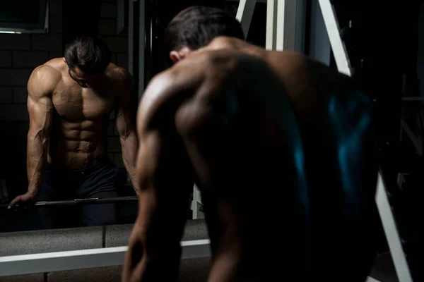 Jovem atraente descansando no ginásio após o exercício — Fotografia de Stock