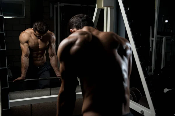 Homme musculaire après l'exercice se reposant dans la salle de gym — Photo