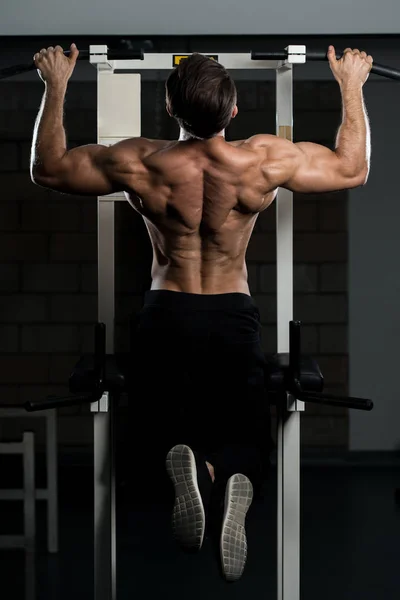 Männlicher Bodybuilding-Athlet macht Klimmzüge — Stockfoto