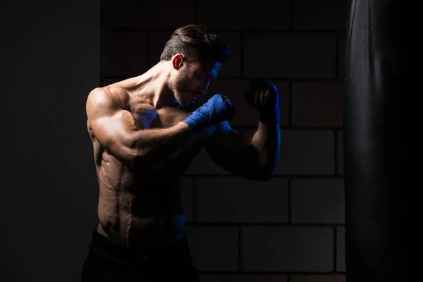 MMA vechter oefenen met boksen tasBoks torbası ile pratik mma savaşçı — Stockfoto