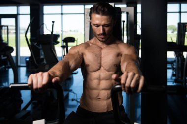 Göğüs için ağır egzersiz yapan yakışıklı erkek