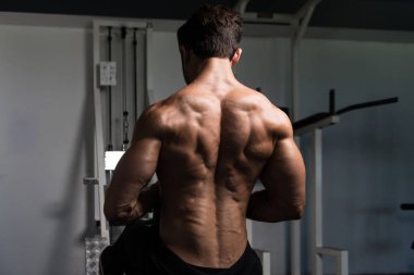 Spor salonunda egzersiz vücut geliştirmeci