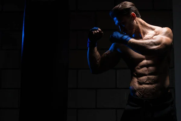 Boxer com saco de soco em ação — Fotografia de Stock