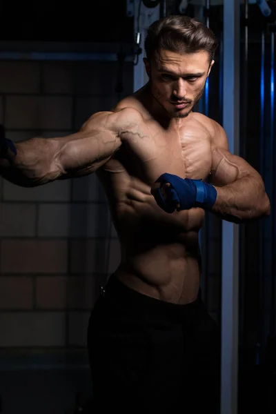 MMA vechter oefenen met boksen tasBoks torbası ile pratik mma savaşçı — Stockfoto