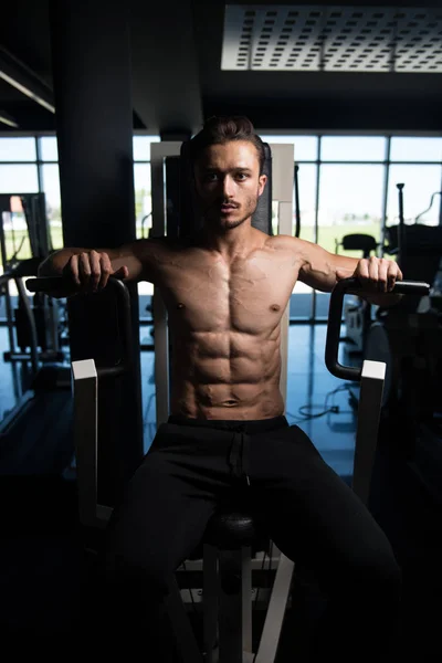 Homem muscular fazendo exercício de peso pesado para peito — Fotografia de Stock