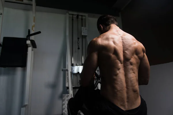 Culturista haciendo ejercicio de vuelta en el gimnasio —  Fotos de Stock