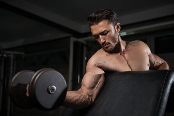 Muskulös Man tränar Biceps med hantel — Stockfoto