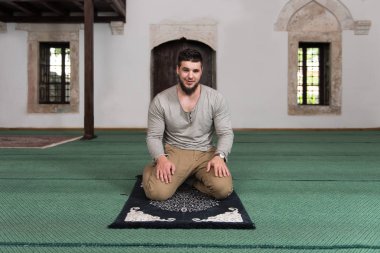Genç Müslüman adamın portresi