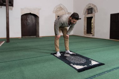 Müslüman camide dua