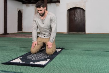 Genç Müslüman adam için dua