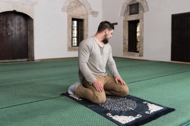 mütevazı Müslüman dua
